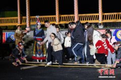 非遗“火凤凰”引客来 福建屏南畲村“夜游”火出圈