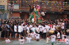 尼泊尔加德满都：民众抬战车入水庆祝传统节日